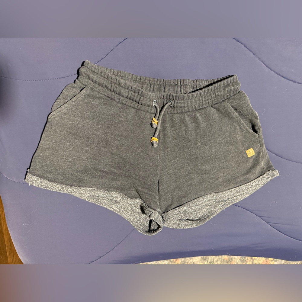 Tentree shorts in organic cotton and recycled polyester